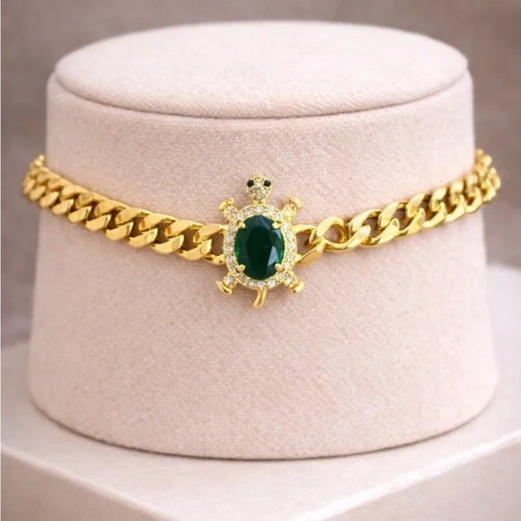 Elegant 14K Gold Turtle Bracelet with Emerald Green Gemstone - Picture 1 of 1